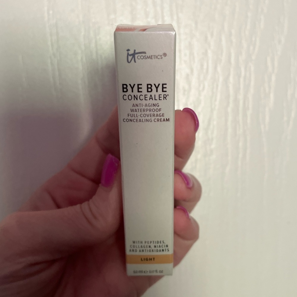 IT Cosmetics Bye Bye Concealer Color : Light. SEALED